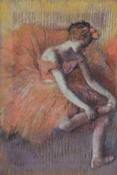 Danseuse rajustant sa sandalen